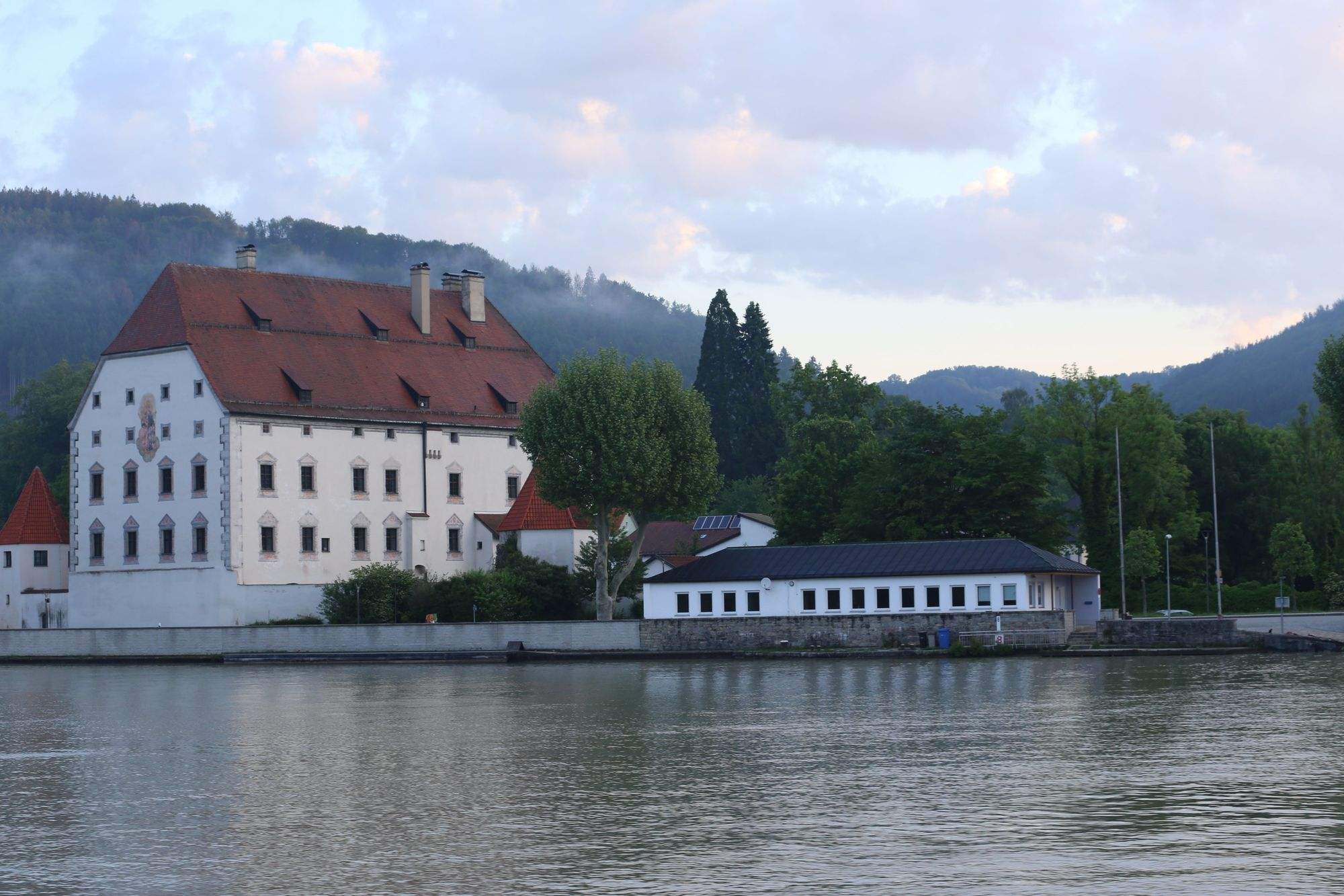 包含奥地利林茨力克支流逆袭，德乙联赛领跑榜首的词条