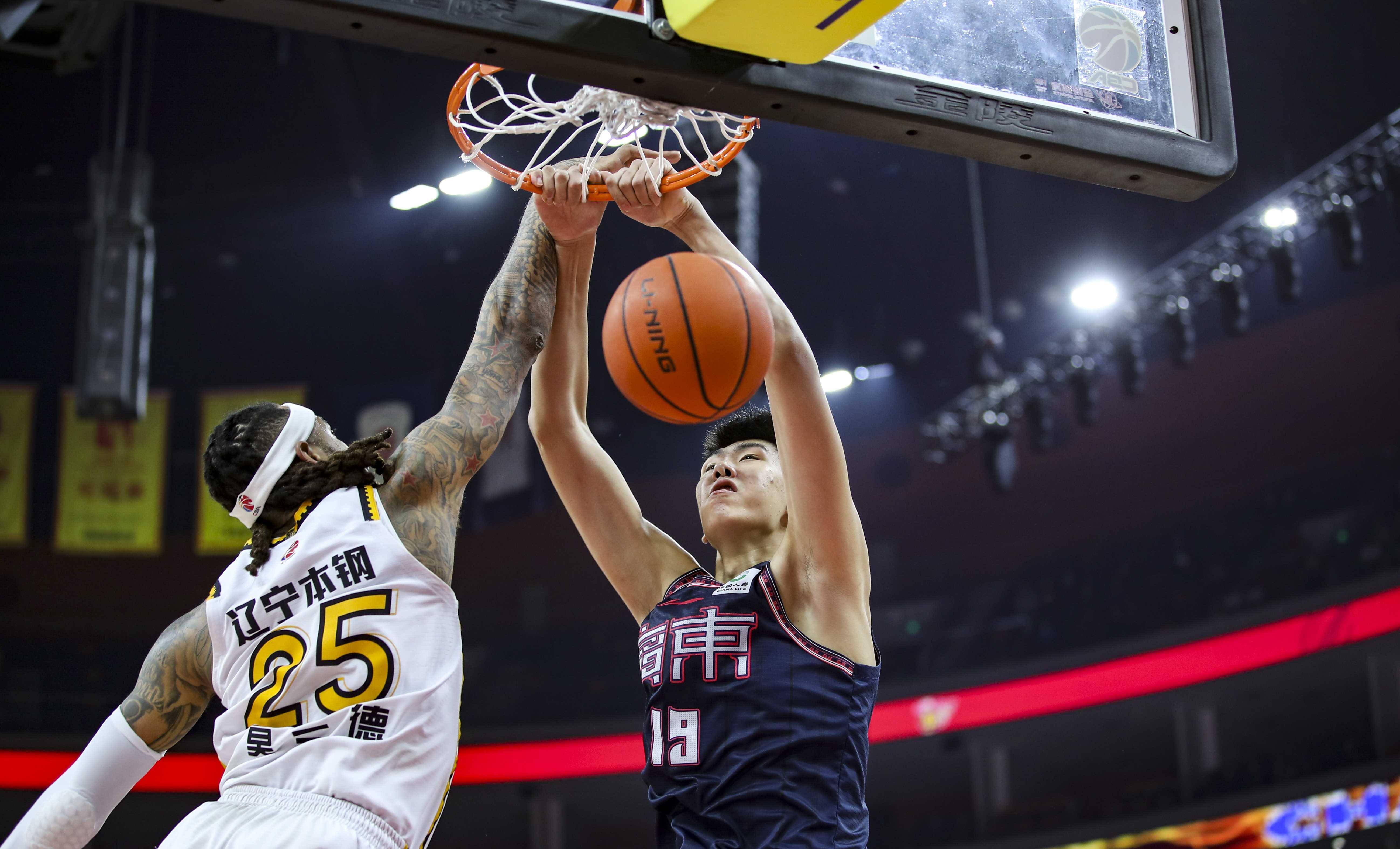 篮球比赛胜负难分,现场气氛火爆 篮球比赛胜负难分,现场气氛火爆