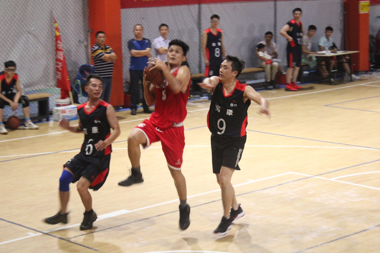 乌克兰篮球甲级联赛激烈比拼即将打响，球员们为荣誉拼搏的简单介绍