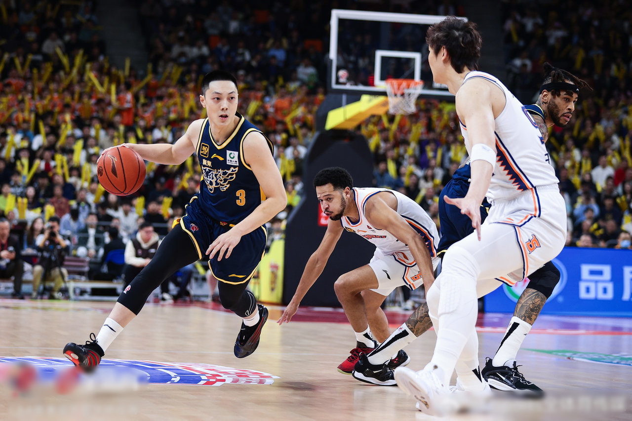 广州男篮惊险胜利，连续两场摘下胜利的简单介绍