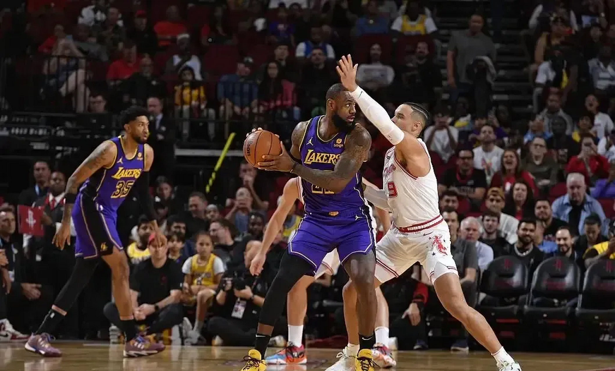 火箭遭遇惨败，湖人主场大胜