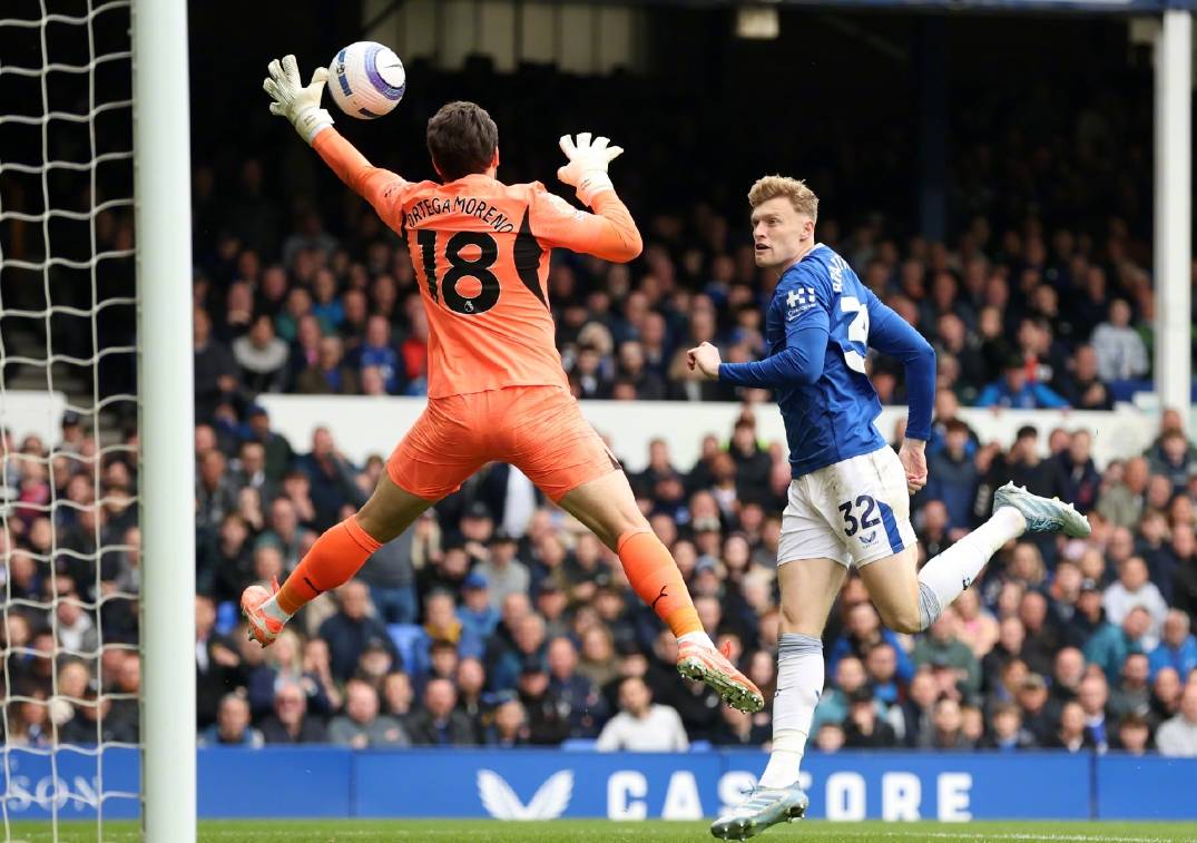 包含曼城惨败埃弗顿，迭戈·索托拿下制胜球的词条