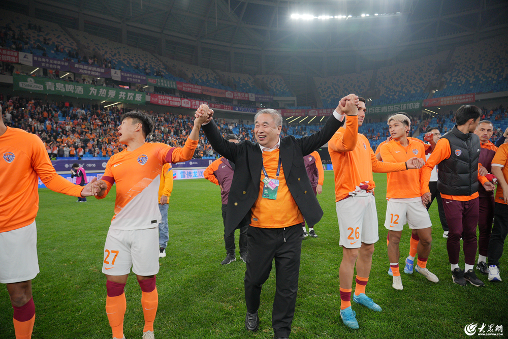 包含热血沸腾的足球盛宴，搏击荣耀绽放激情的词条