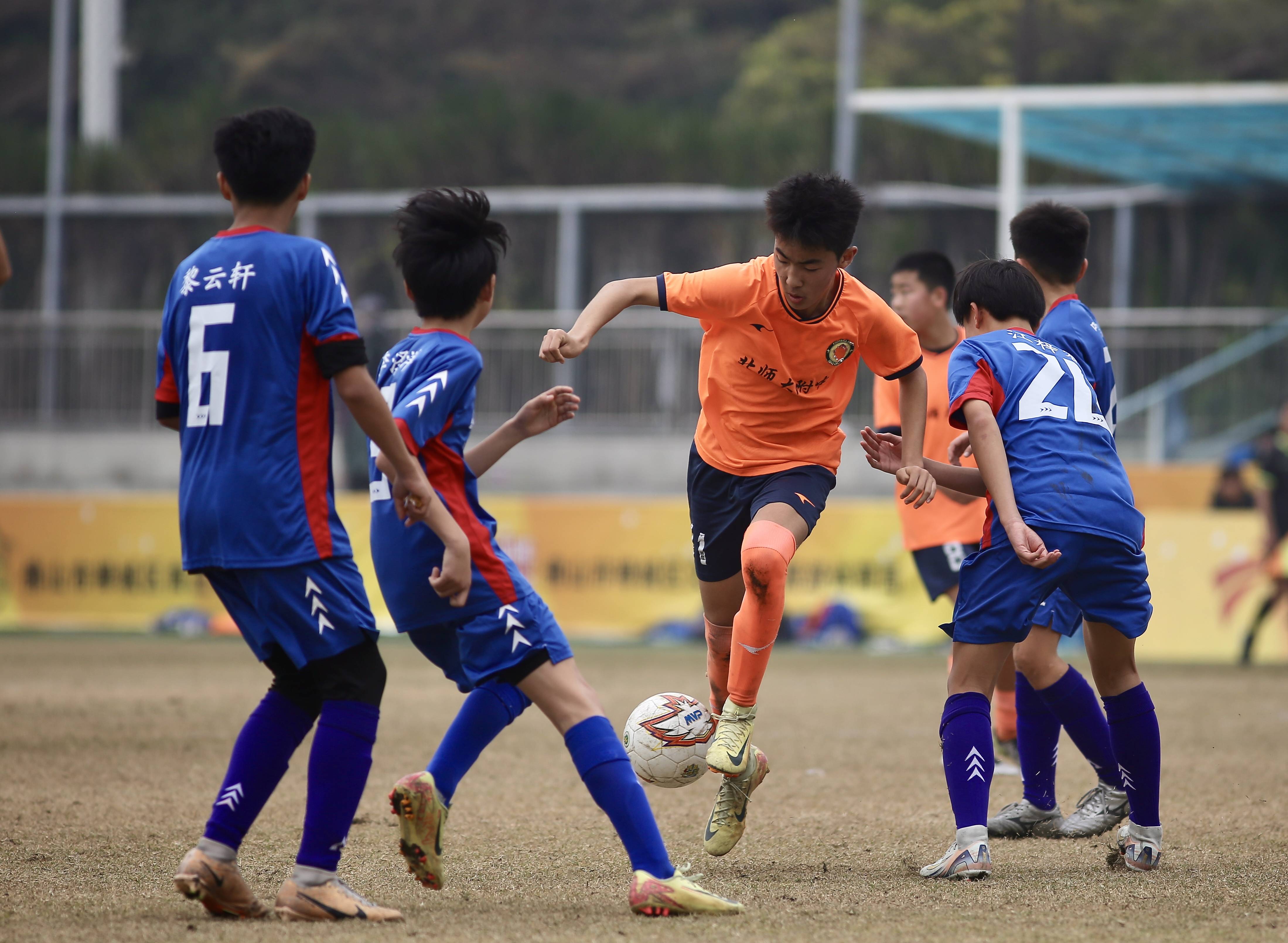 足球运动助力球员们实现自我突破和成长