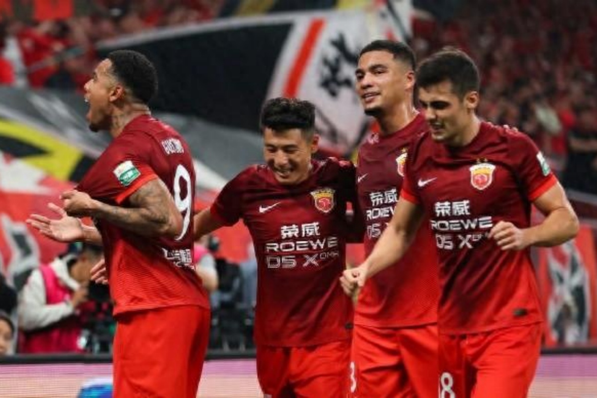 足球教练发表战术，希望球队努力拿下胜利