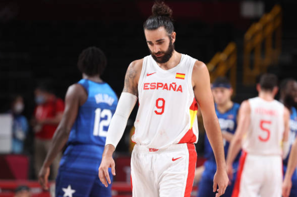 包含西班牙篮球联赛总决赛拉开帷幕，双方拼尽全力的词条