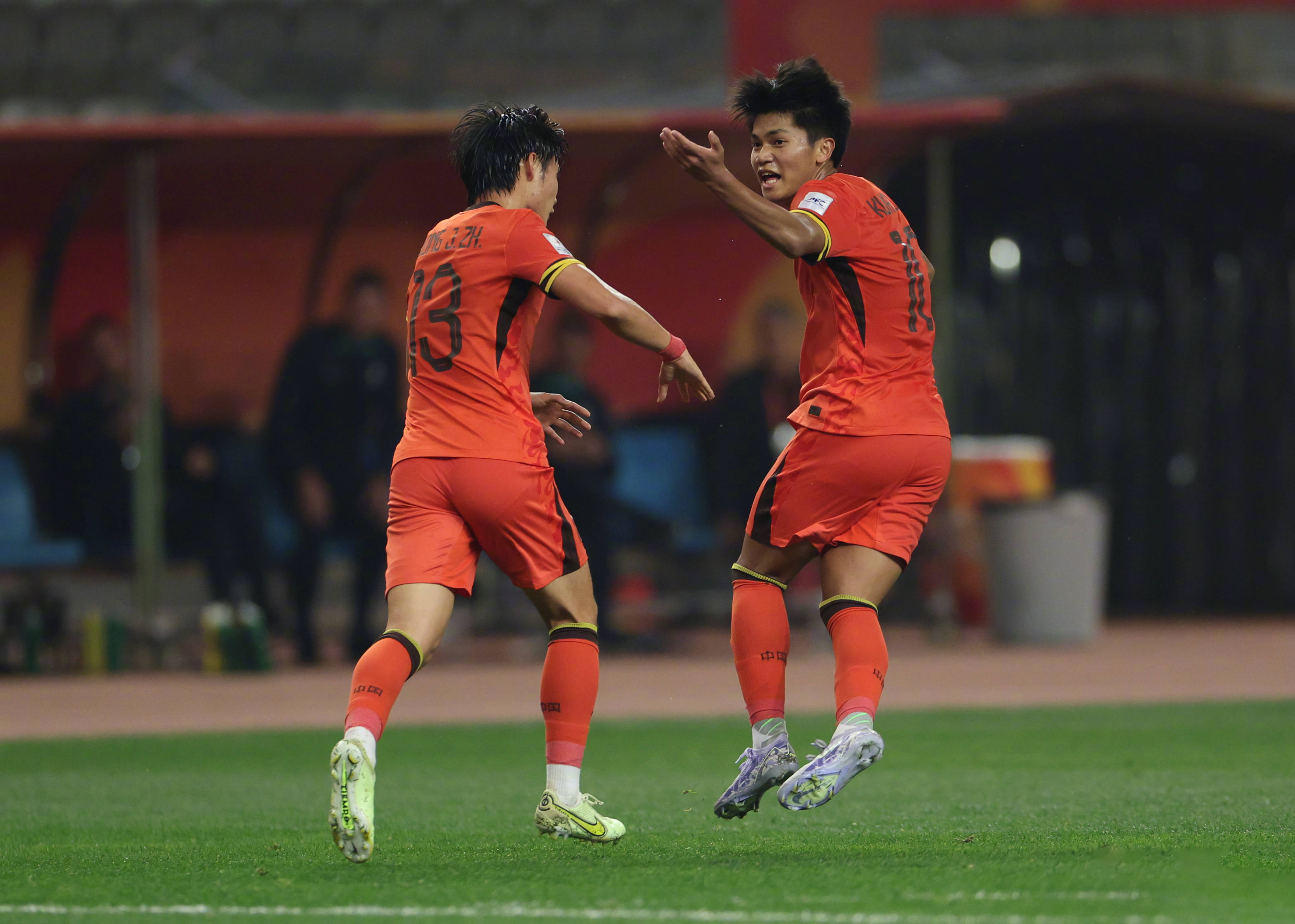 拼尽全力，亚洲足球比赛的势均力敌的简单介绍