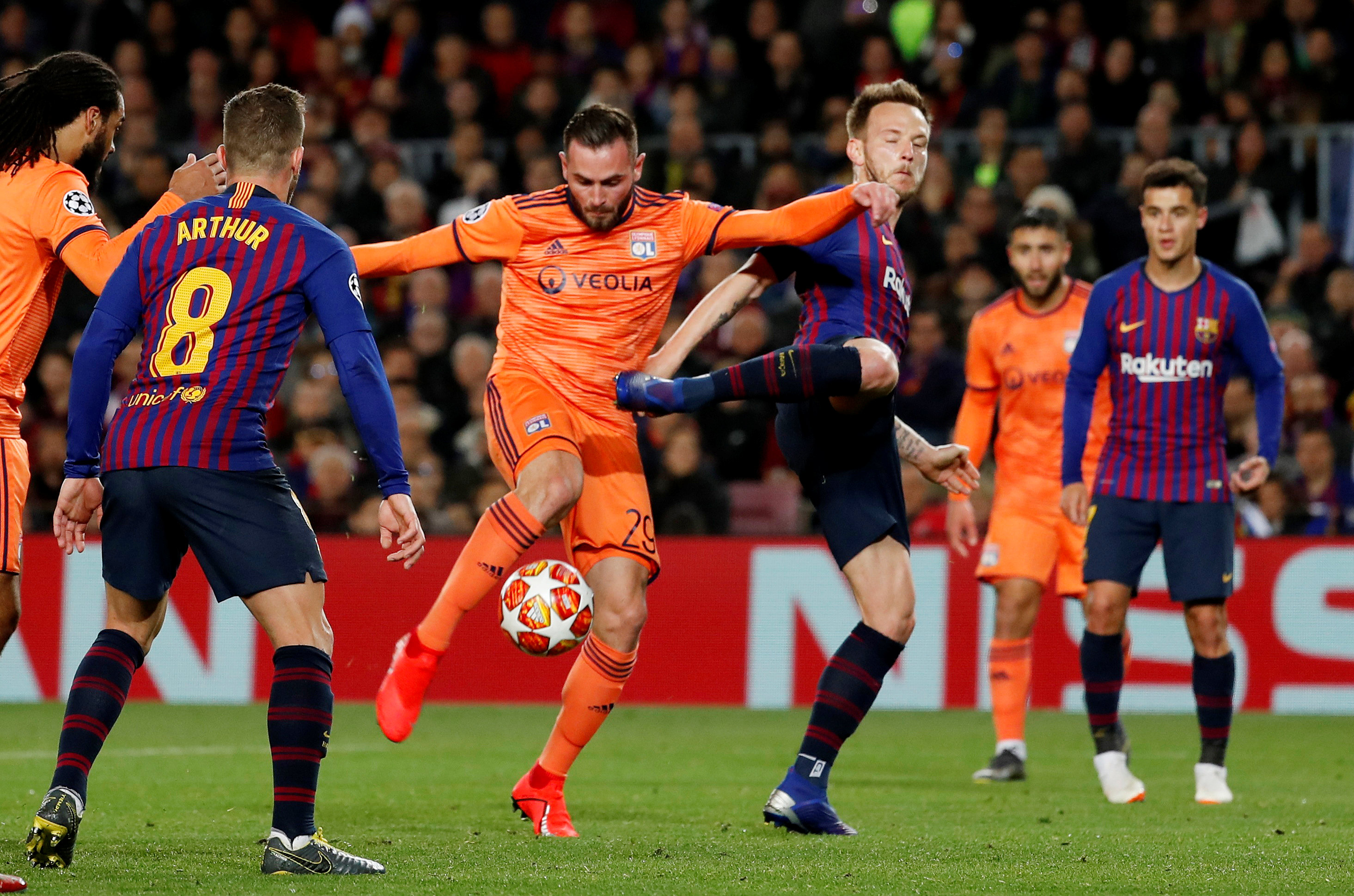 里昂队在客场迎来胜利，提升排名的简单介绍