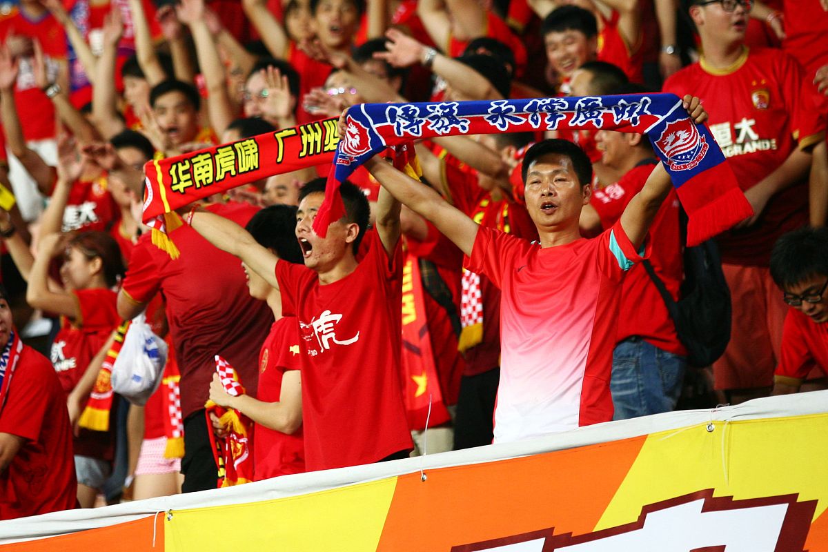 关于足球竞技场上擂台战激动人心，球队实力展露无疑的信息