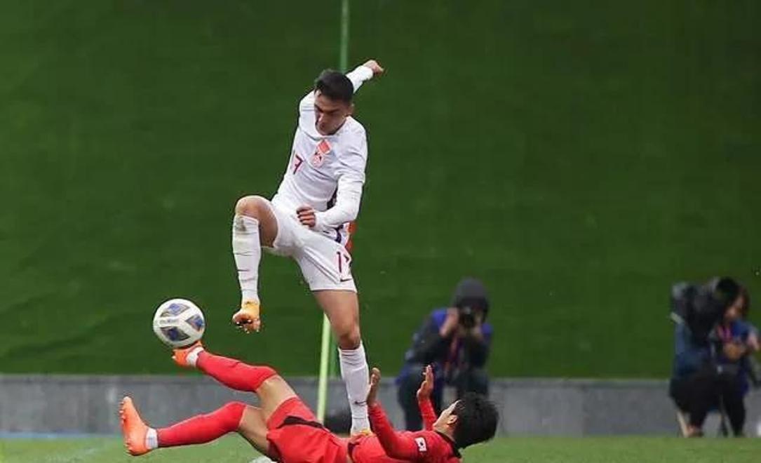 包含精彩足球对决引爆场面，国内顶尖球队势不可挡的词条