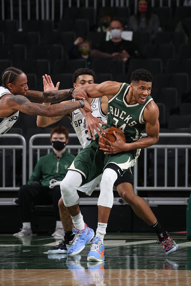 雄鹿面对圣人,安特托孔波贡献关键得分的简单介绍 雄鹿面对圣人,安特托孔波贡献关键得分的简单介绍